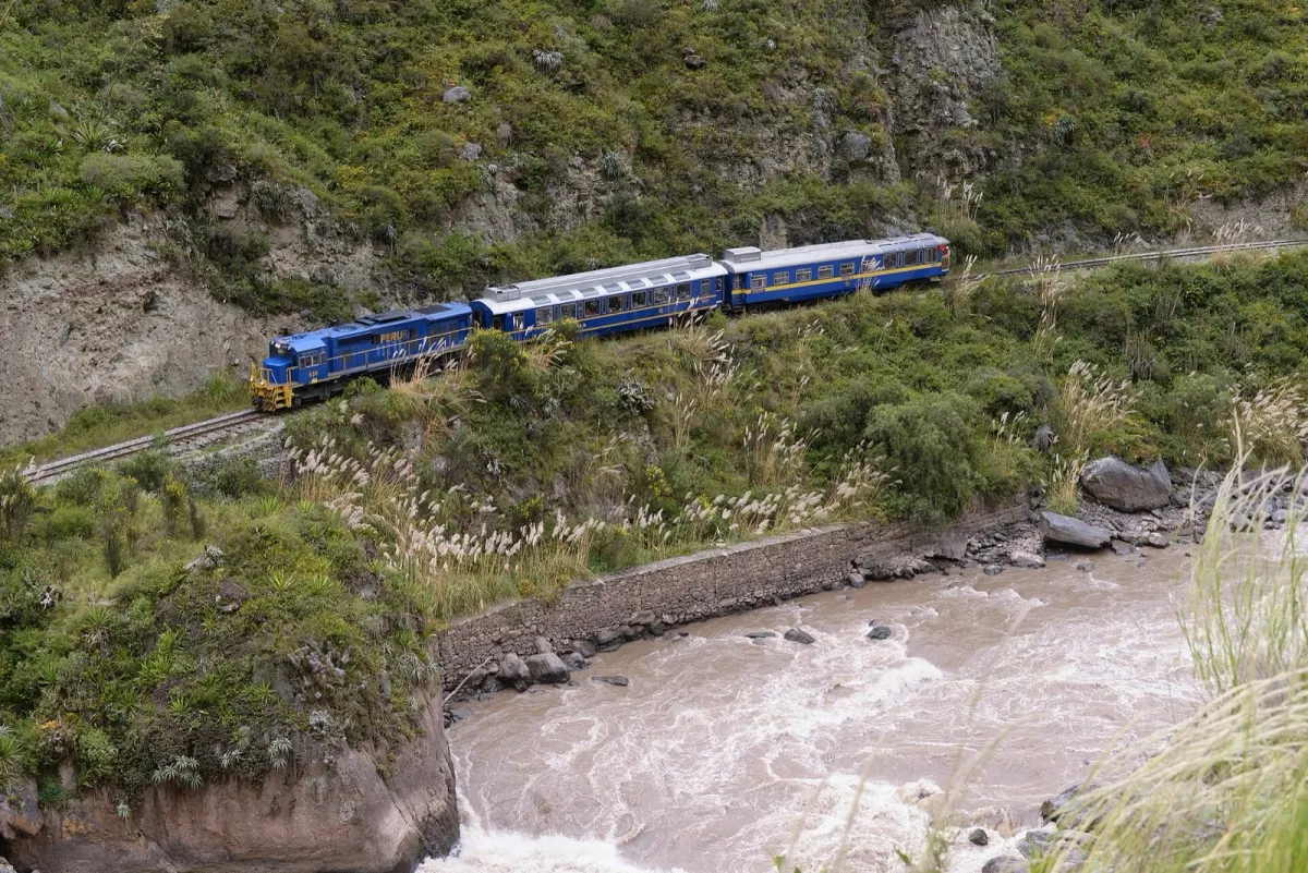 ウルバンバ川沿いを走るマチュピチュ行きの列車