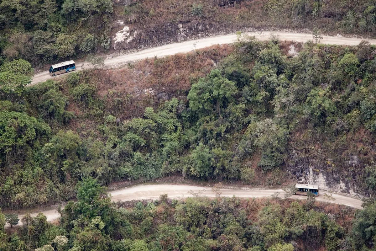 アグアスカリエンテスから遺跡へ上るバスのつづら折り道