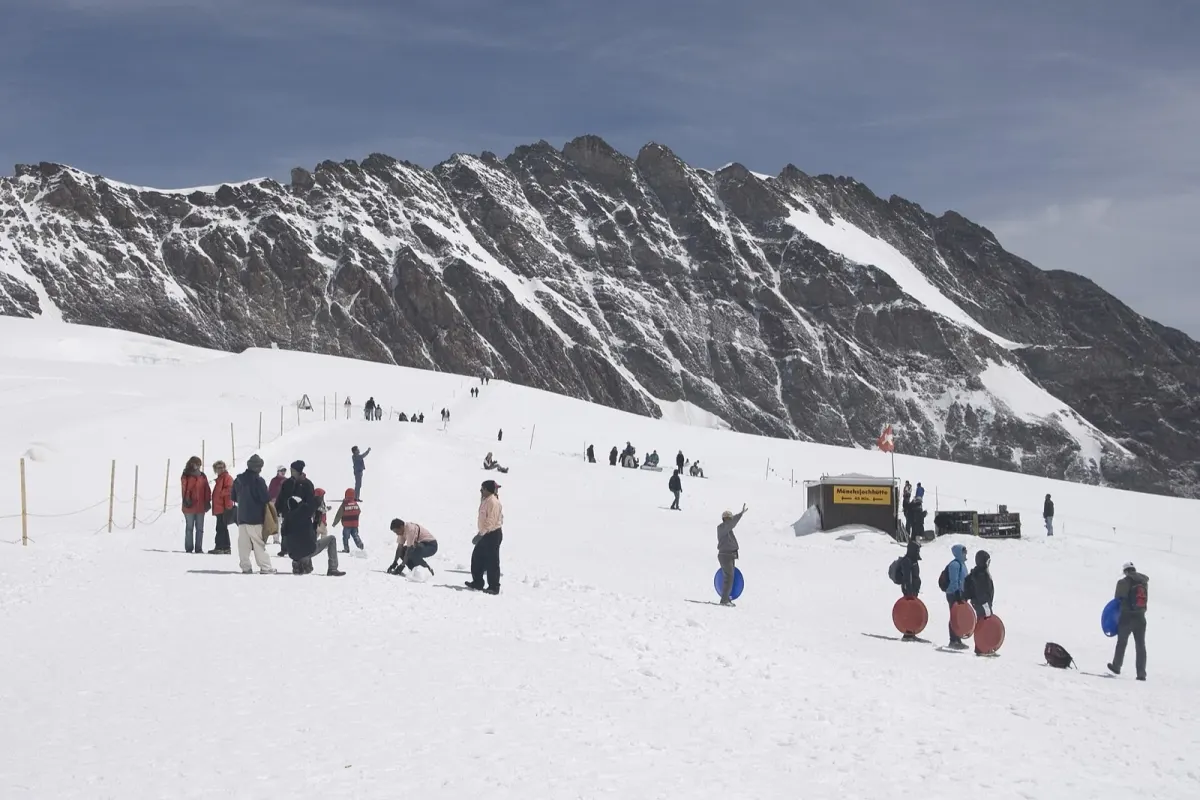 ユングフラウヨッホのプラトー（雪原）を歩く観光客