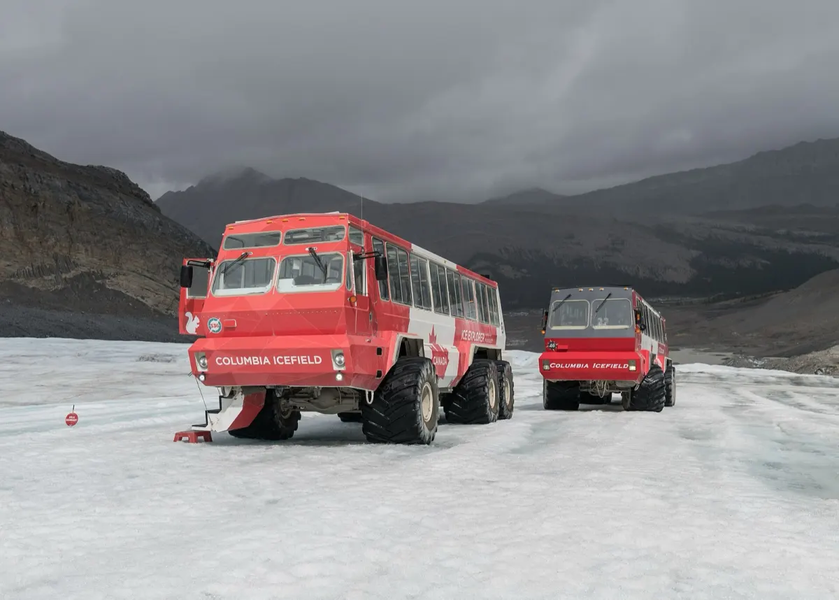 氷河上を走る雪上車アイス・エクスプローラー