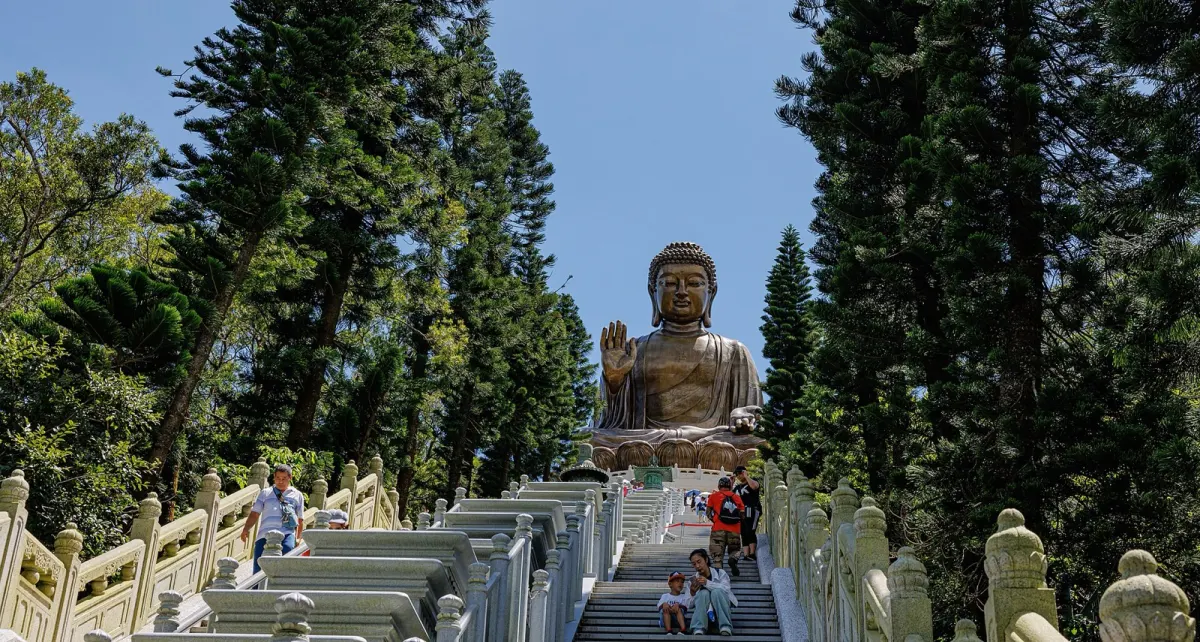 天壇大仏へ上る長い石段