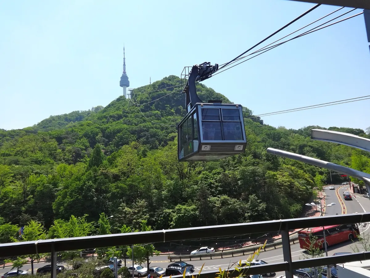 Nソウルタワーのある南山へ上るケーブルカー