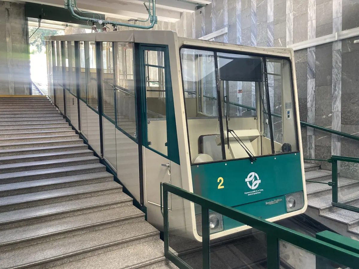 ペトシーンの丘へ上るケーブルカー(ウーイェスト駅)