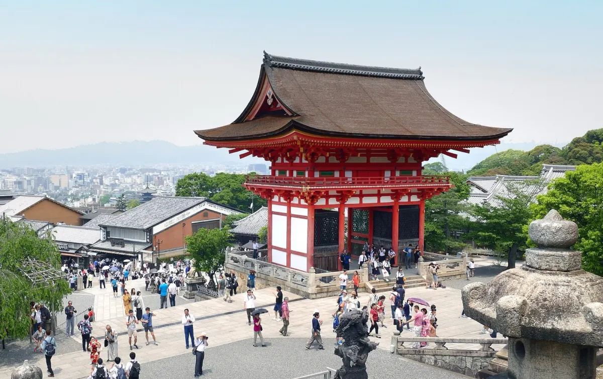 清水寺の仁王門と門前の広場