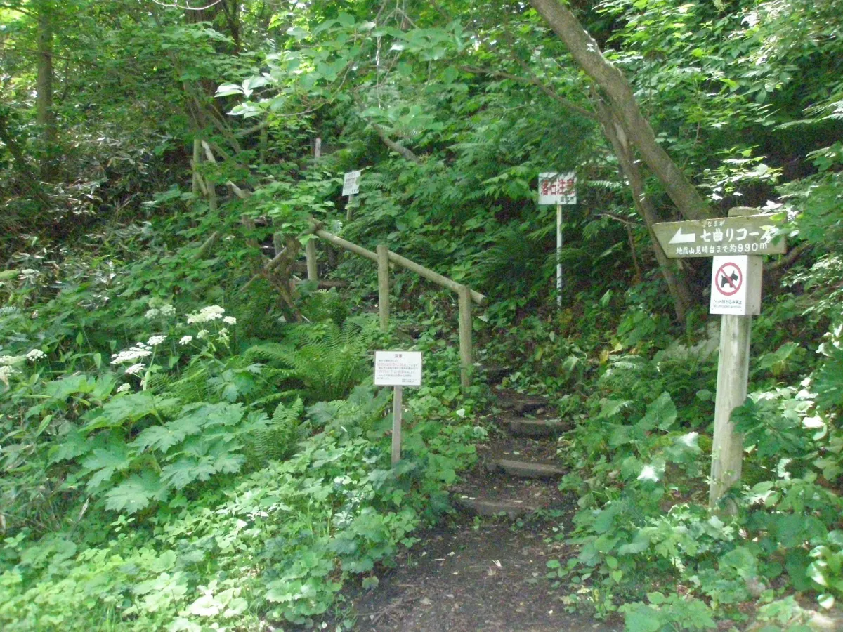 函館山の登山道の入口(七曲りコース)