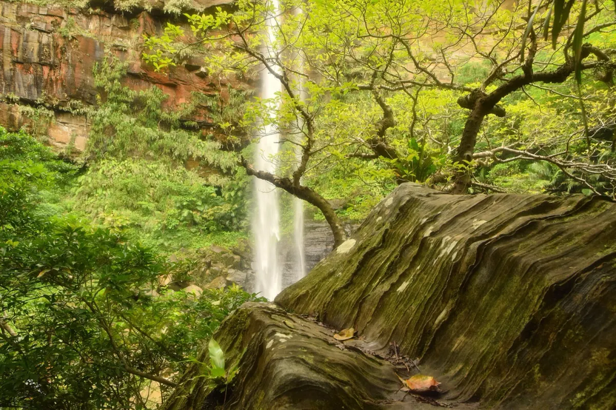 ピナイサーラの滝と岩場