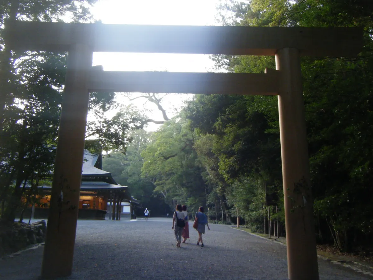 内宮の鳥居と玉砂利の参道