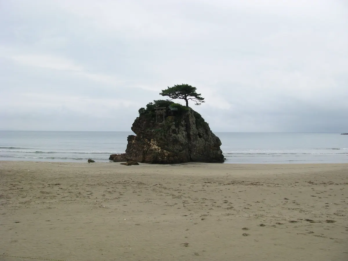 稲佐の浜の砂浜と弁天島