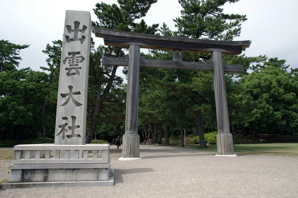 松の参道の入口の鳥居と砂利道