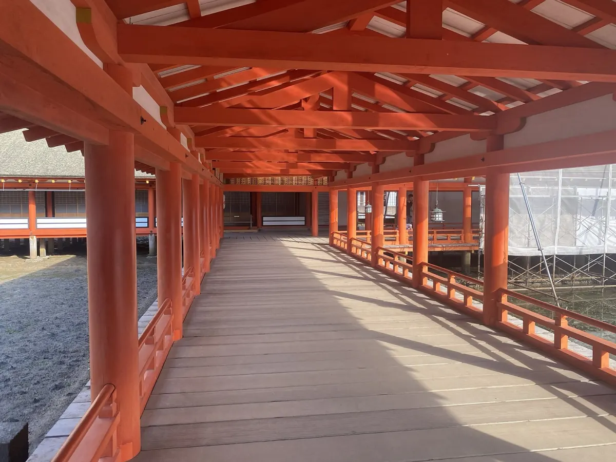 厳島神社の板張りの回廊