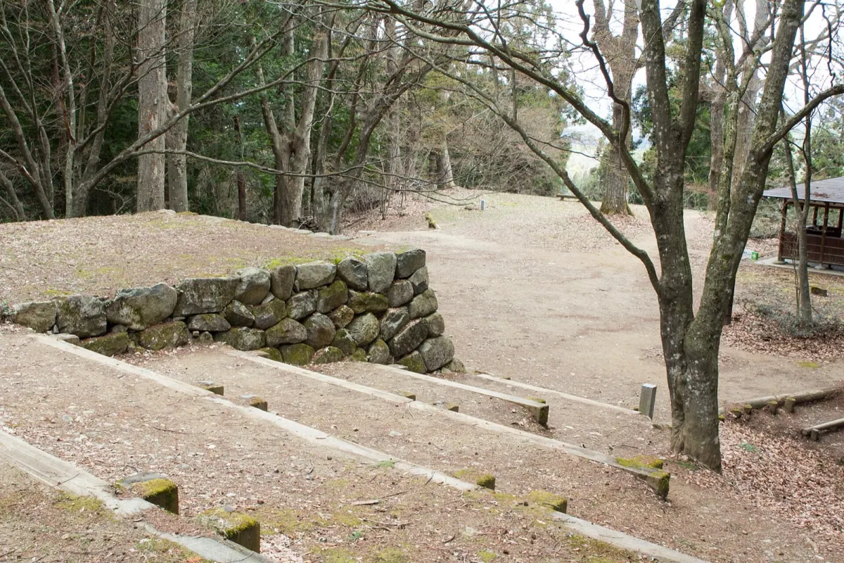 城山公園（高山城跡）の石垣と土の園路