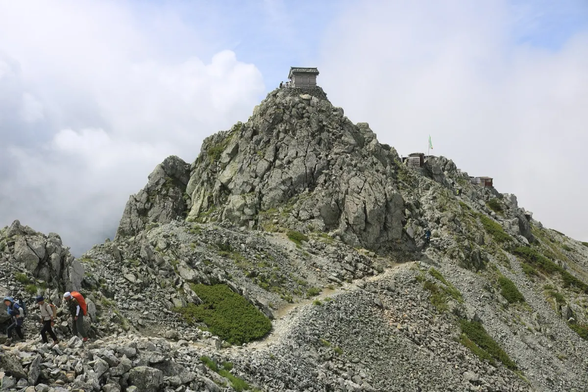 雄山の山頂付近の岩場の登山道