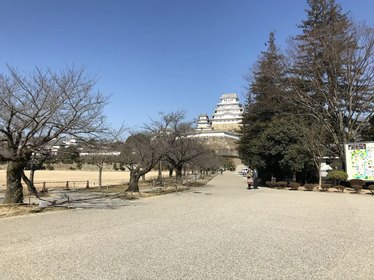 三の丸広場の平らな砂利道と大天守