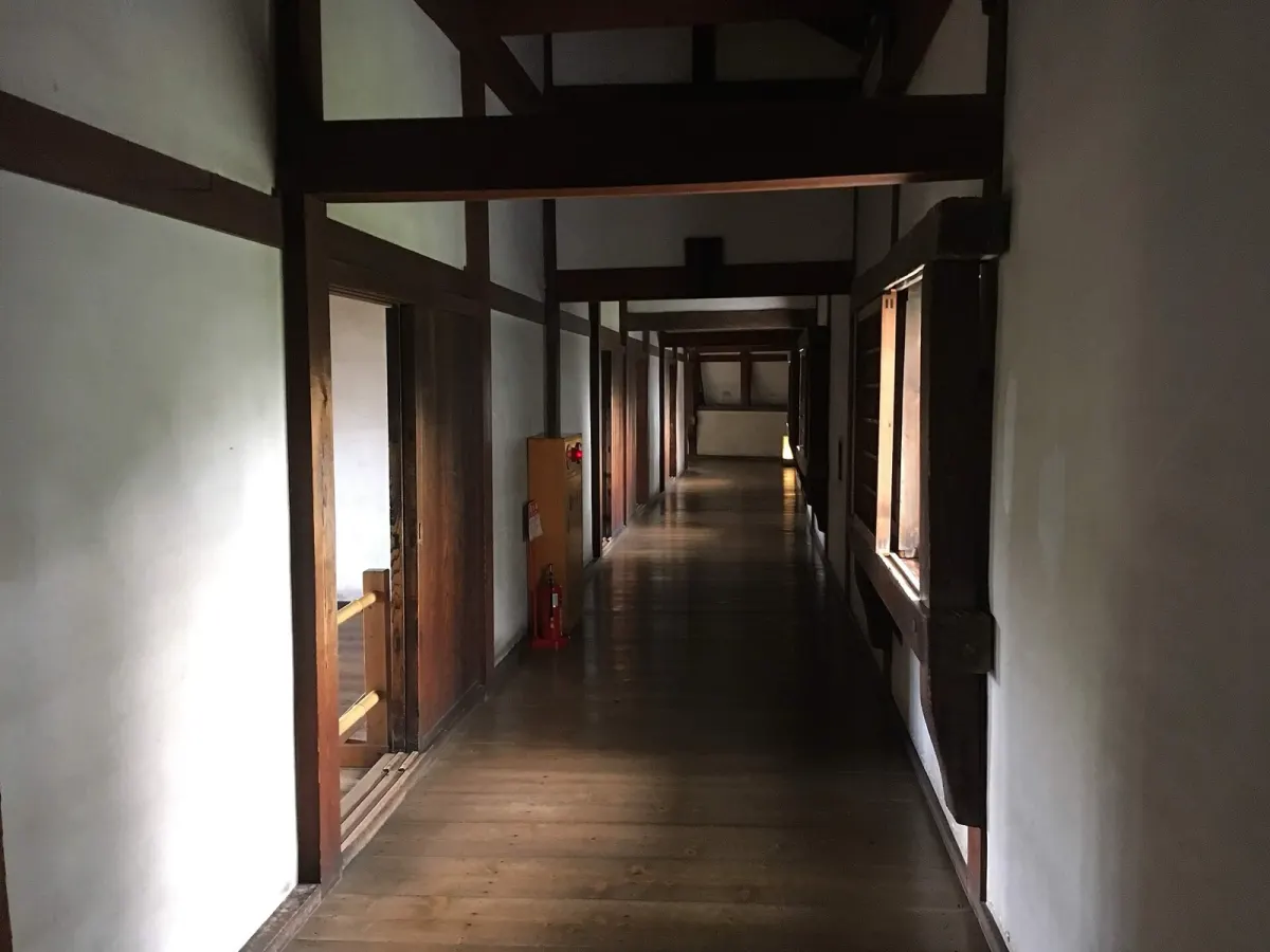 西の丸・百間廊下の板張りの長い廊下