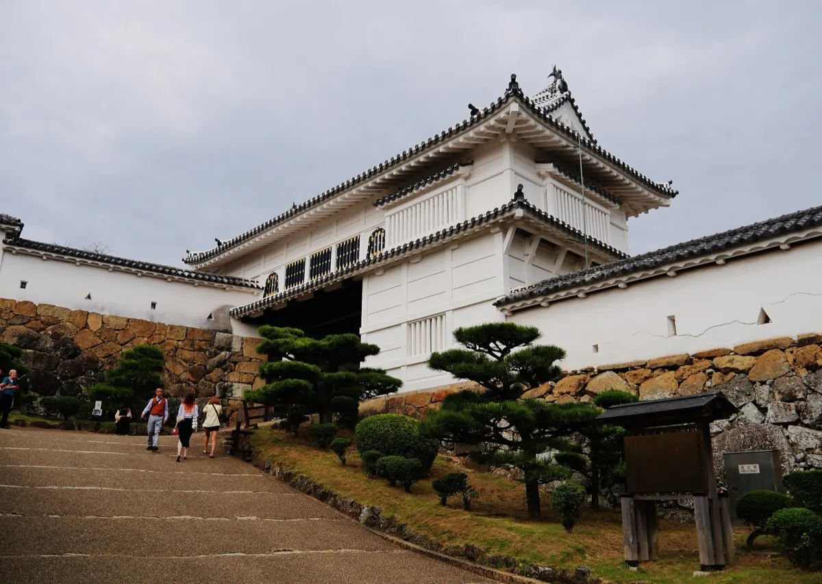 入城口の先の菱の門と、その先へ続く坂