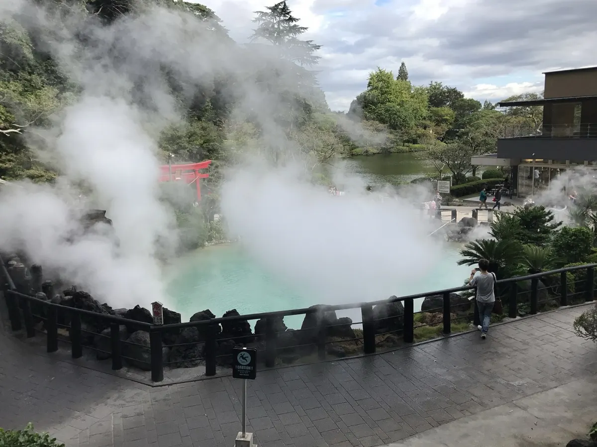 別府・海地獄の、柵のある舗装の見学路