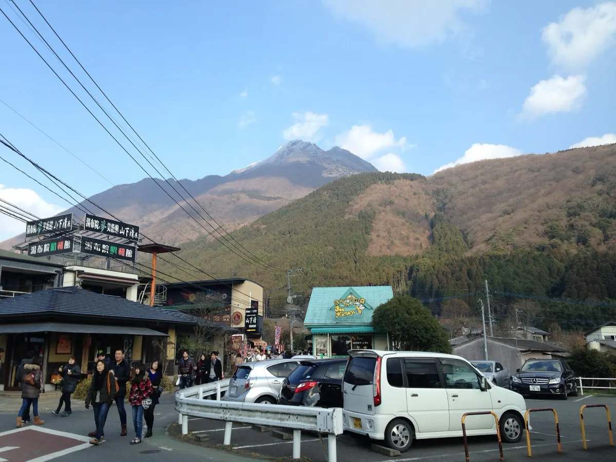 由布院・湯の坪街道の舗装された通りと由布岳