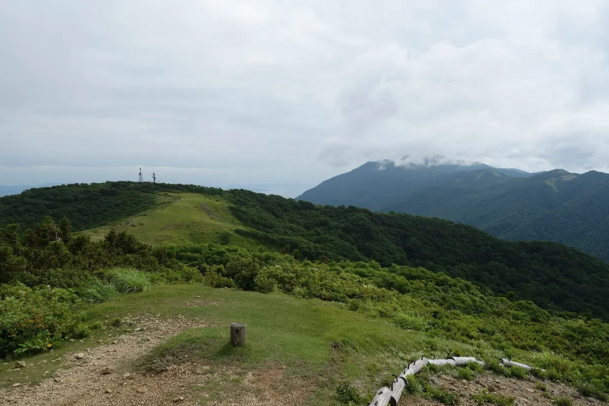 ドンデン山(尻立山)から金北山へ続く稜線