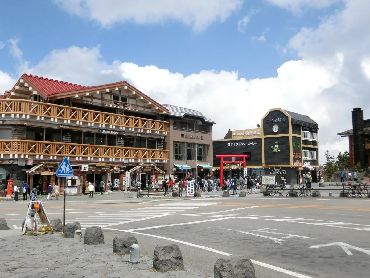 富士スバルライン五合目の広場と山小屋風の売店(バスを降りてすぐの場所)