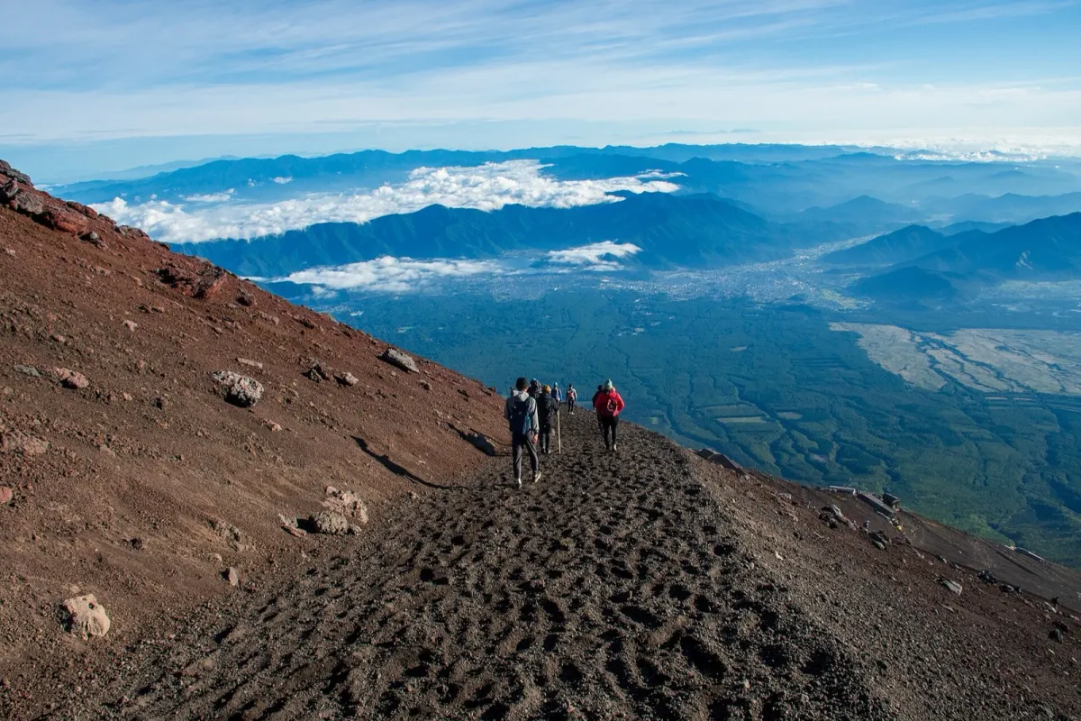 吉田ルート上部のジグザグ道(火山の砂礫)