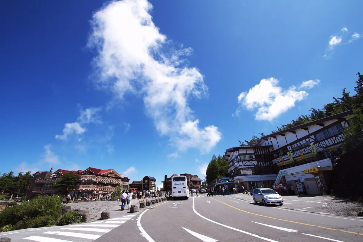 五合目に着くバスと舗装の道路
