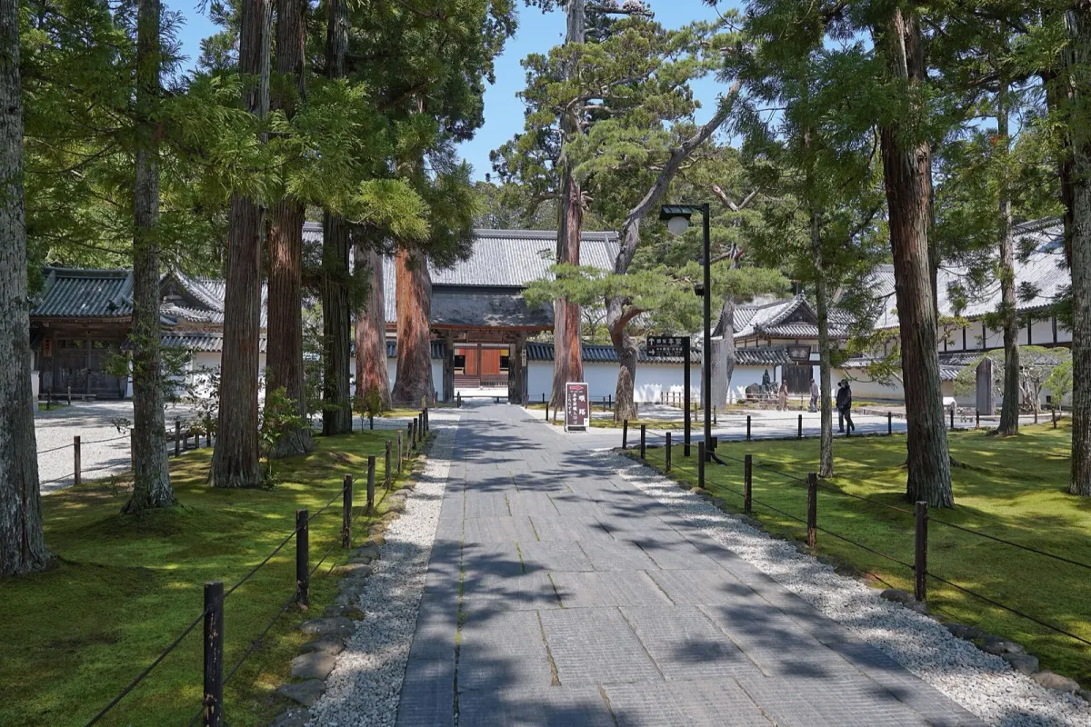 瑞巌寺の参道。平らで広い石畳の道