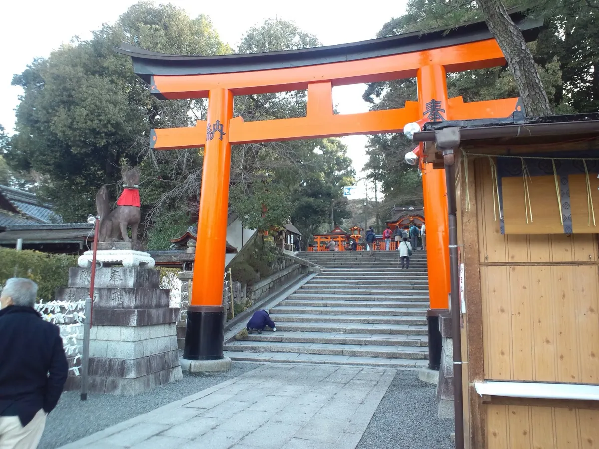 鳥居の奥に続く石段