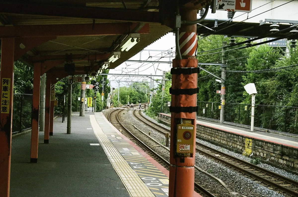 JR奈良線・稲荷駅のホーム（駅の前が参道）