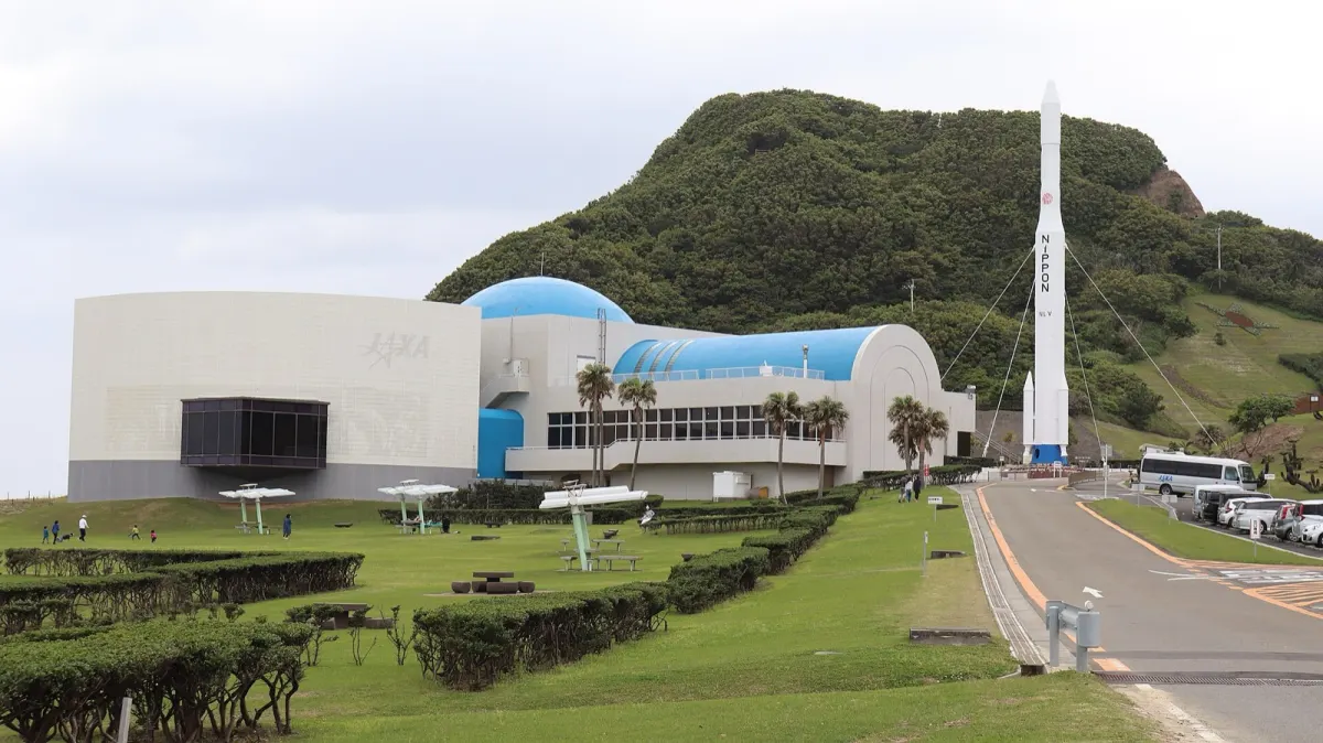 宇宙科学技術館と前庭のロケット