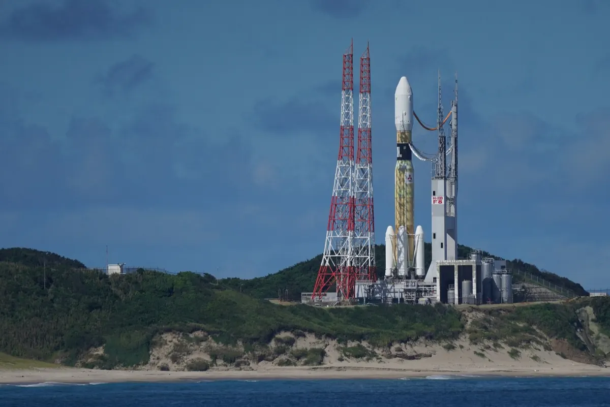 発射台に立つH-IIBロケット(海の向こうから)
