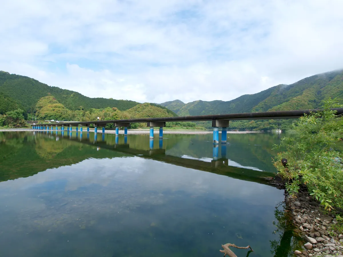 川岸から見る佐田沈下橋