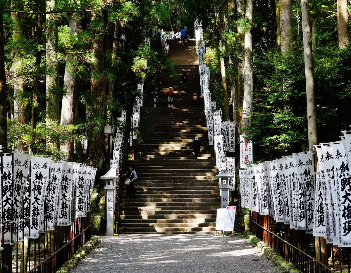 熊野本宮大社の本殿へ続く石段（158段）