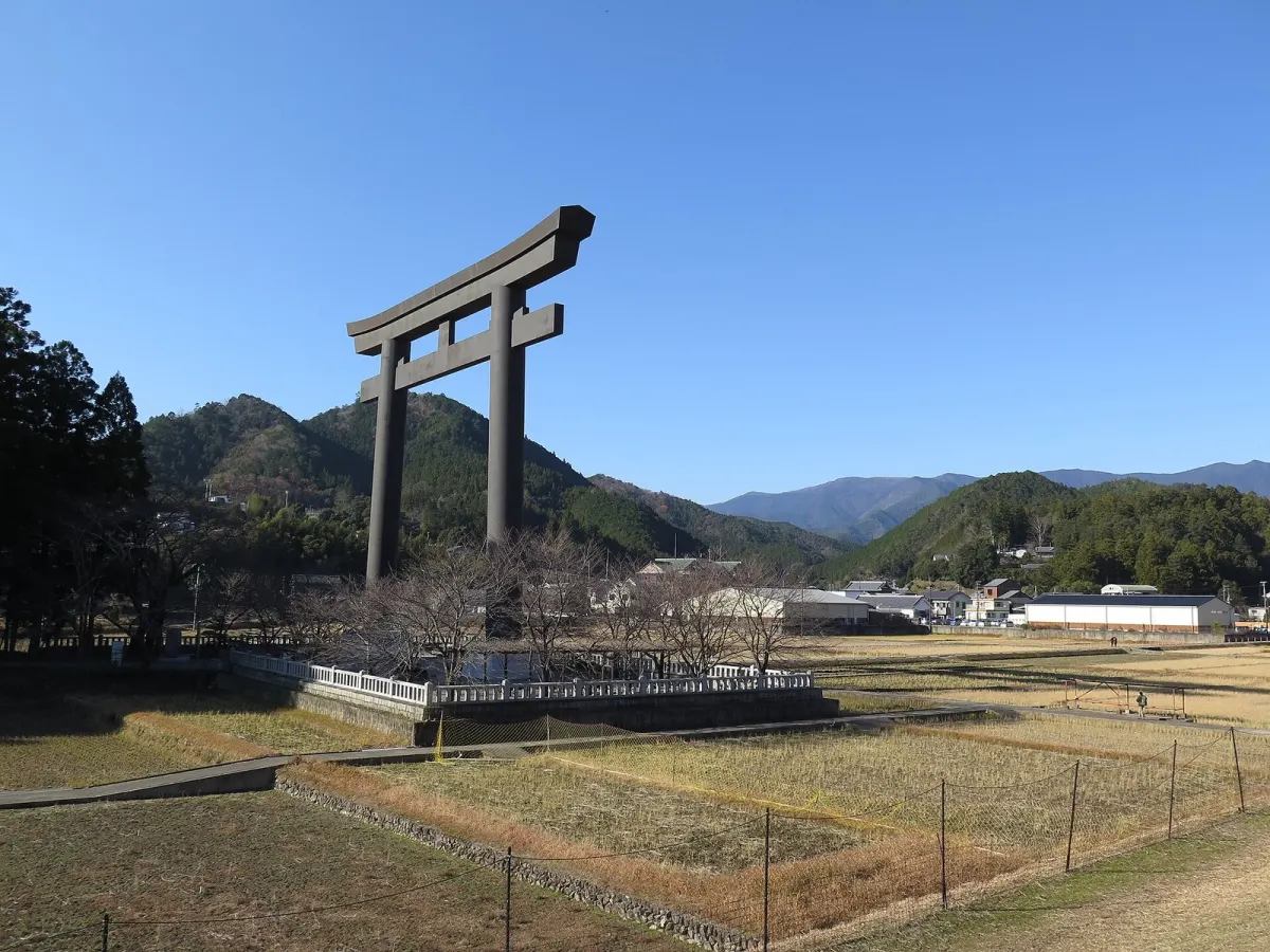 大斎原の大鳥居と、平らな田んぼの中の道