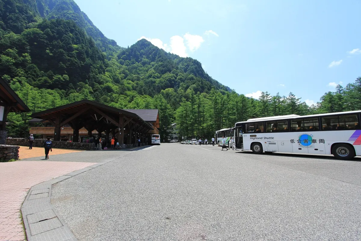 上高地バスターミナル（マイカーは入れず、バスかタクシーで来る）