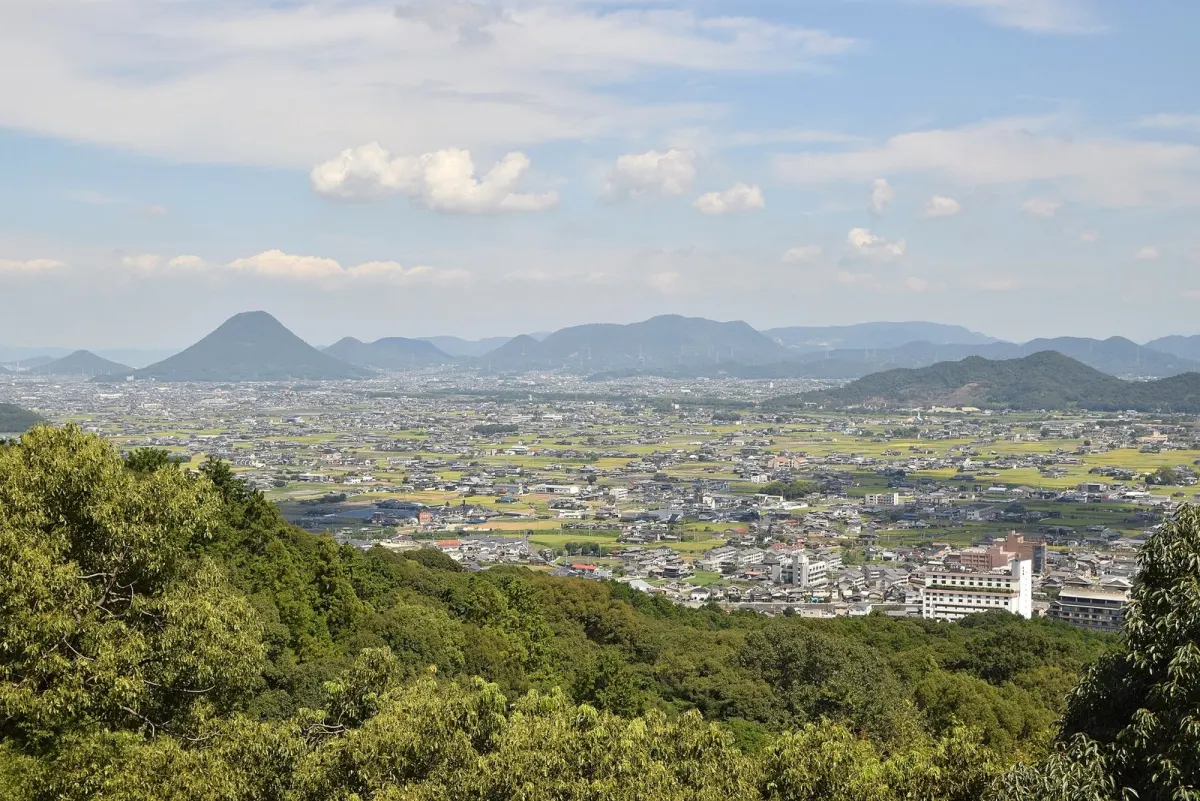 御本宮前の展望台から見る讃岐平野と讃岐富士