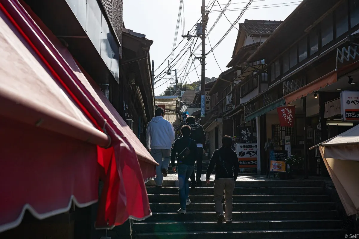 表参道の石段の登り口。両側に土産物店が並ぶ