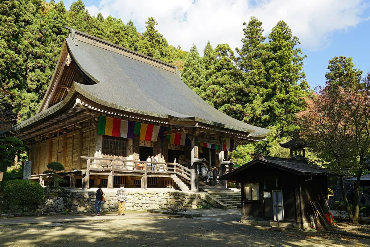 石段の登り口近くの根本中堂