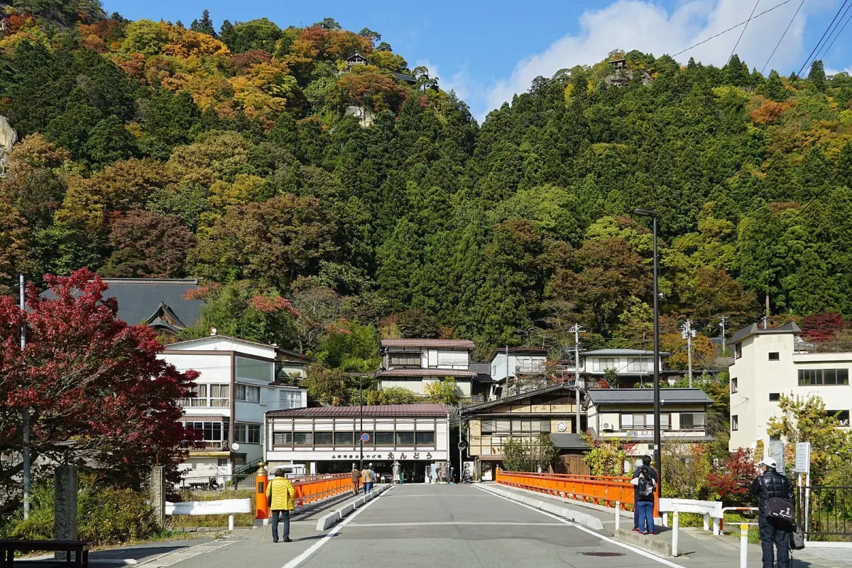 山寺駅から登り口へ向かう橋と門前の町