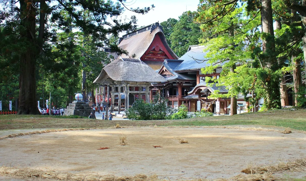 羽黒山頂の三神合祭殿と、平らな境内