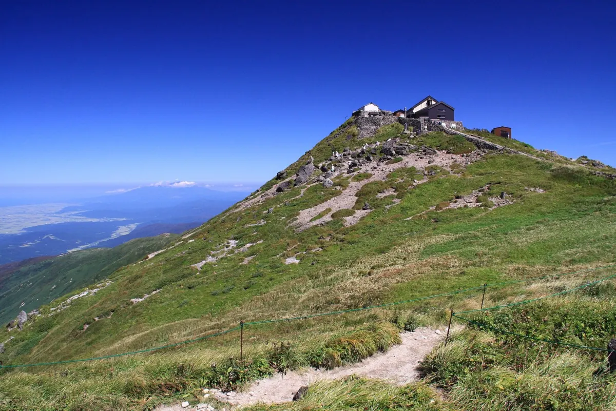 月山山頂の月山神社へ続く登山道