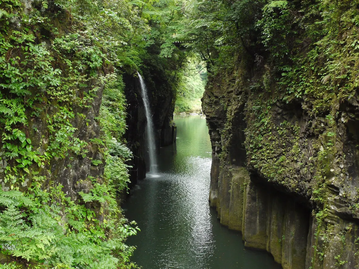 遊歩道から見る真名井の滝と峡谷